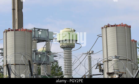 Luftaufnahme des Kraftwerks, Transformation Station, Kabel und Drähte. Elektrische Transformatoren in der Hochspannung Umspannwerk. Hohe Spannung der elektrischen Unterstation. Stockfoto