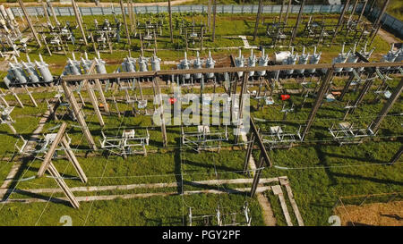Luftaufnahme des Kraftwerks, Transformation Station, Kabel und Drähte. Hohe Spannung der elektrischen Unterstation. Elektrische Transformatoren in der Hochspannung Umspannwerk, Stockfoto
