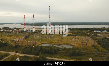 Luftaufnahme Wasserkraftwerk, Transformation Station, Kabel und Drähte. Hohe Spannung der elektrischen Unterstation. Elektrische Transformatoren in der Hochspannung Umspannwerk. Stockfoto