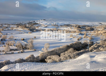 Der Blick über die Tees Valley in Richtung Harter fiel und Kirkcarrion von Pfeifen Crag im Winter, Middleton-in-Teesdale, County Durham, UK. Stockfoto