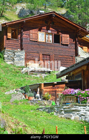 Traditionelle Schweizer Berghütten in einem Berg Sommer Weiler Stockfoto