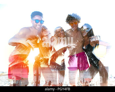 Gruppe von Happy Freunden Spaß an der Ocean Beach. Double Exposure Stockfoto