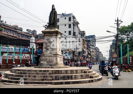 Kathmandu, Nepal - April 13, 2016: Die Lebensweise und Umwelt der wichtigsten Straßen in Kathmandu, Nepal. - Kathmandu ist die Hauptstadt und größte municipa Stockfoto