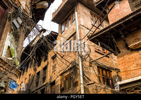 Kathmandu, Nepal - April 13, 2016: Wohnungsbau in der Stadt Kathmandu in der Nähe des Durba Square, Kathmandu, Nepal. - Armut der Stockfoto