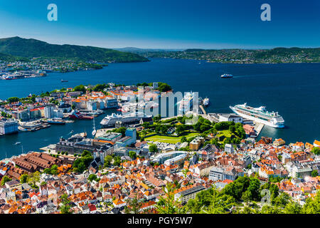 Blick über die Stadt und die Bergen von Mt Fløyen Stockfoto