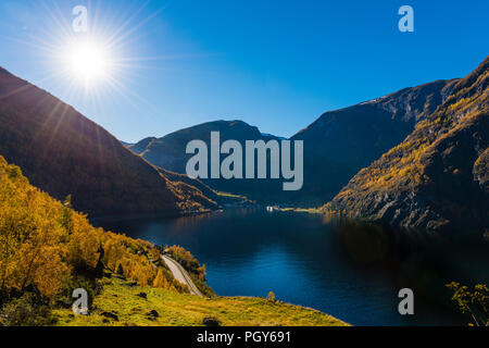 Herbst Farben durch den Aurlandsfjord, Norwegen Stockfoto