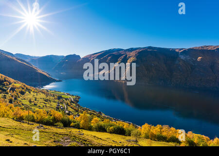 Herbst Farben durch den Aurlandsfjord, Norwegen Stockfoto