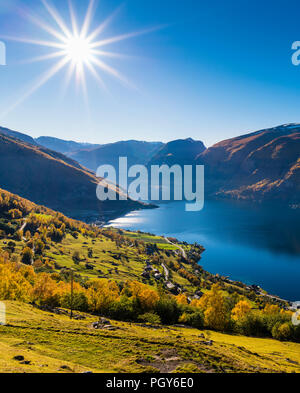 Herbst Farben durch den Aurlandsfjord, Norwegen Stockfoto