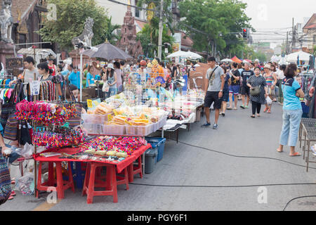 Käufer und Stände auf dem Markt am Sonntag Walking Street, Chiang Mai, Thailand Stockfoto