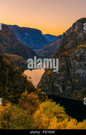 Herbst Farben durch den Aurlandsfjord, Norwegen Stockfoto