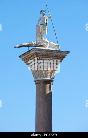 Venedig, San Todaro Statue auf Spalte in sonniger Tag in Italien Stockfoto