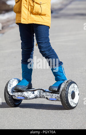 Kind stehend auf groscooter, Self-Fit auf zwei Rädern städtische Verkehrsmittel, Nahaufnahme, Ansicht mit menschlichen Füße Stockfoto