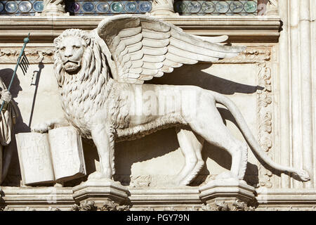 Saint Mark geflügelte Löwe, weißer Stein Statue in Venedig, Italien Stockfoto