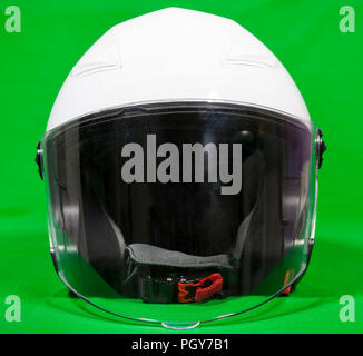 Offenes Gesicht weiß Motorrad Helm mit Gesichtsschutz, Vorderansicht, grüner Hintergrund Stockfoto