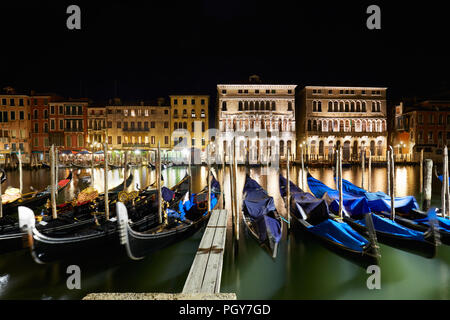 Grand Canal in Venedig mit Gondeln beleuchtet bei Nacht, Italien Stockfoto