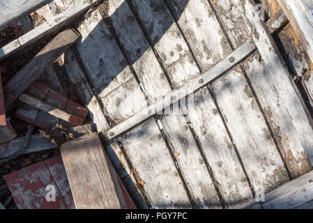 Der Innenraum der hölzernen Ruderboot mit ineinandergeschlungenen Holz und Rusty Nieten Stockfoto