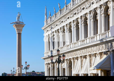 Venedig, St. Theodore Statue und Marciana Bibliothek Fassade in sonniger Tag in Italien Stockfoto