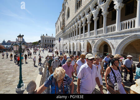 Venedig, Italien - 13 AUGUST 2017: Menschen und Touristen in Venedig zu Fuß auf die Brücke in der Nähe von San Marco Platz an einem sonnigen Sommertag in Italien Stockfoto