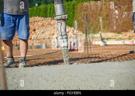 Beton gießen während kommerzielle Betonarbeiten Etagen des Gebäudes Stockfoto