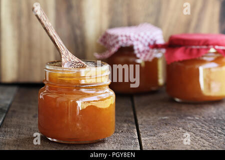 Hausgemachte gesalzen Vanille Kantalupe Jam. Extrem flache Tiefenschärfe mit selektiven Fokus auf jar vor. Bild könnte auch für Pfirsich Gelee verwendet werden. Stockfoto