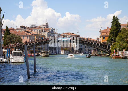 Venedig, Italien - 14 AUGUST 2017: Canal Grande und der Ponte dell'Accademia Brücke mit Menschen an einem sonnigen Sommertag Stockfoto