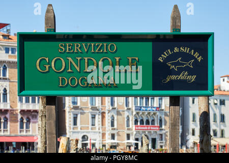 Venedig, Italien - 14 AUGUST 2017: Gondel service grünes Schild an einem sonnigen Sommertag in Venedig, Italien Stockfoto