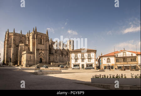 Guarda Blick auf die Kathedrale von Luís de Camões Square. Stockfoto