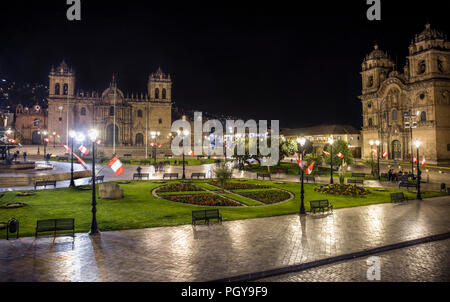 Plaza de Armas (oder Plaza Mayor) im historischen Zentrum von Cusco, Peru, bei Nacht Stockfoto