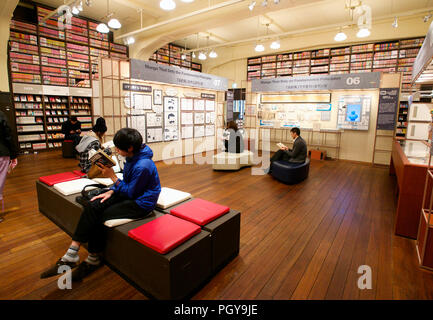 Besucher genießen Lesen von Comics an der Kyoto International Manga Museum in Kyoto, Japan am 13. Juni 2014. Das Museum beherbergt über 300.000 manga und Relat Stockfoto