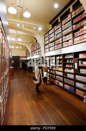 Besucher genießen Lesen von Comics an der Kyoto International Manga Museum in Kyoto, Japan am 13. Juni 2014. Das Museum beherbergt über 300.000 manga und Relat Stockfoto