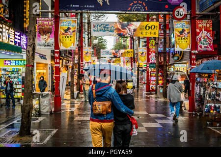 11. Februar 2018, Taipei Taiwan: Streetview der Fußgängerzone mit schönen Paar in Taipeh Einkaufsviertel Taipei Taiwan Stockfoto