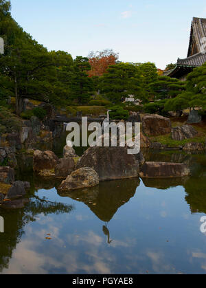 Foto zeigt den Teich und die Gärten des Ninomaru Palace in das Schloss Nijo, Kyoto, Japan am 13. Juni 2014. Die Burg wurde von Shogun Tokugawa gebaut Ich Stockfoto