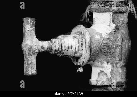 Undichtes Ventil, Scale, Pelz auf die rostigen Leitung. Leckage. Stockfoto