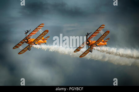 Die Breitling Wing Walker team Anzeige an der Küste von Eastbourne 2017 Air Show gegen den grauen Himmel Stockfoto