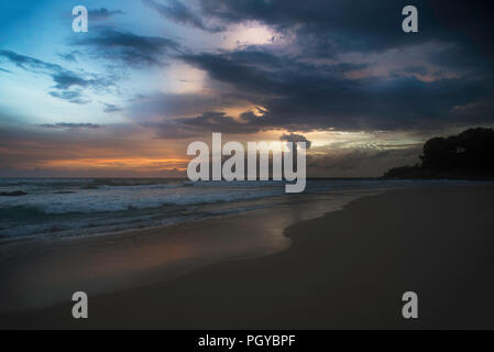 Sonnenuntergang, Surin Beach, Phuket, Thailand Stockfoto