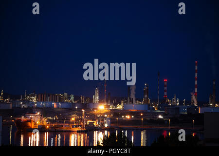 Beleuchtete petrochemische Anlage von Port de Bouc, Frankreich Stockfoto