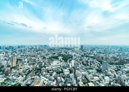 Asien Business Konzept für Immobilien und Corporate Bau - Panoramablick auf die moderne Skyline der Stadt aus der Vogelperspektive Luftaufnahme von strahlend blauen Himmel in Roppongi Hi Stockfoto