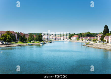 Panorama der Saone Fluss von der Brücke in der grauen Stadt, Gemeinde im Département Haute-Saône und in der Region Bourgogne-Franche-Comte im Osten Frankreichs. Stockfoto