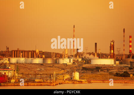 Malerischer Blick auf Port de Bouc petrochemische Anlage bei Sonnenuntergang Stockfoto