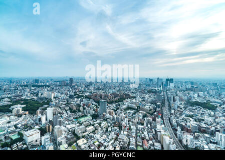 Asien Business Konzept für Immobilien und Corporate Bau - Panoramablick auf die moderne Skyline der Stadt aus der Vogelperspektive Luftaufnahme von strahlend blauen Himmel in Roppongi Hi Stockfoto