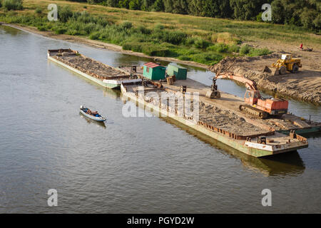 Warschau, Polen - 17. Juni 2018: Mensch, ein Nickerchen auf dem Boot auf dem Fluss Weichsel Stockfoto