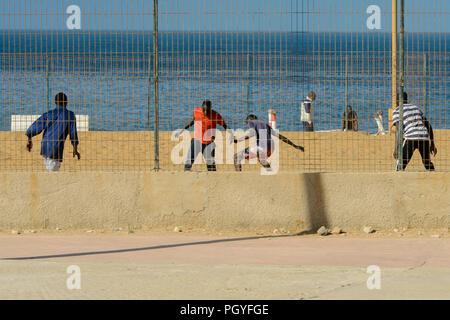 DAKAR, SENEGAL - 23.April 2017: Unbekannter senegalesischen Jungen Fußball spielen am Strand in Dakar, der Hauptstadt Senegals Stockfoto