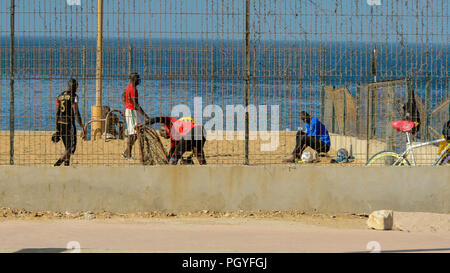 DAKAR, SENEGAL - 23.April 2017: Unbekannter senegalesischen Jungen Fußball spielen am Strand in Dakar, der Hauptstadt Senegals Stockfoto