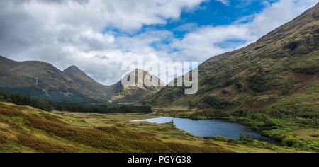 Buachaille Etive Mor und Buachaille Etive betteln von Glen Etive in herrlichen Herbstfarben. Stockfoto