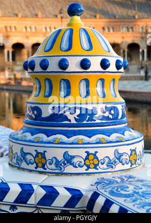 Kunstvolle Dekoration mit gelben und blauen Säulen an der Plaza de Espana in Sevilla, Spanien Stockfoto
