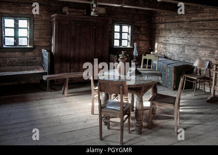 Vintage Zimmer mit Bett, Tisch und Stühlen im Alten Haus. Stockfoto