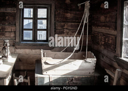 Vintage Zimmer mit Bett, Tisch und Stühlen im Alten Haus. Stockfoto