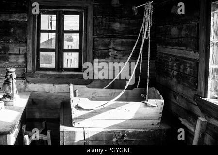 Vintage Zimmer mit Bett, Tisch und Stühlen im Alten Haus. Stockfoto