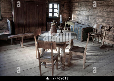 Vintage Zimmer mit Bett, Tisch und Stühlen im Alten Haus. Stockfoto