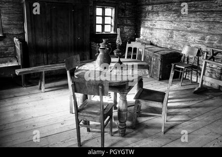 Vintage Zimmer mit Bett, Tisch und Stühlen im Alten Haus. Stockfoto